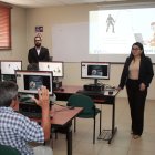 Kléver Morán exponiendo sus consultas en el taller de estafas electrónicas.