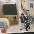 Sujetos vestidos de policía asaltaron una clínica en pleno centro del cantón Piñas, en El Oro.