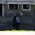 En las paredes de las propiedades que bordean al parque hay grafitis con el nombre de estructuras criminales.