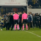 El momento del puñetazo de Faruc Koka contra el réferi.