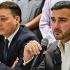 Antonio Álvarez (d) asumió la presidencia de Barcelona, tras el periodo de Carlos Alfaro Moreno (i).