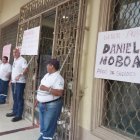 Trabajadores se encadenaron la mañana del 11 de diciembre de 2023, en Manabí.