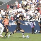 La primera final entre rayados y albos estuvo marcada por los cuidados defensivos.