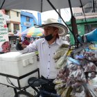 Cada viernes, John llega hasta una esquina del mercado Solanda para ofrecer su producto