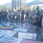 Los protestantes llegaron con pancartas, tambores y cornetas.