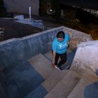 Nancy Pillisa muestra algunos daños que han sufrido estos escalones, que son el único camino a las casas de los habitantes.