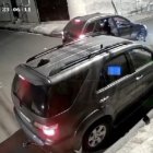 De la camioneta se bajó un ciudadano y empezó a dispararle a los delincuentes.