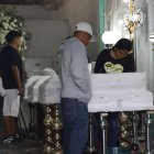 Los cuerpecitos de los cuatro hermanitos son velados en la casa de sus bisabuelos paternos.