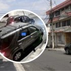 En el círculo, la camioneta que iban a asaltar los presuntos delincuentes.