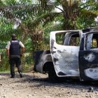 En el sitio quedaron la camioneta quemada y los cuatro cuerpos carbonizados.
