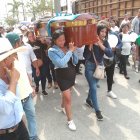 Varias mujeres llevaron sobre  sus hombros el ataúd de Melany Jiménez.