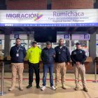 La Policía de Colombia recibió al capturado en el puente internacional Rumichaca.