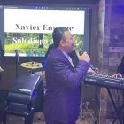 El ecuatoriano Xavier Enrique celebró sus 30 años de carrera musical con amigos y colegas residentes en la 'Yoni'.