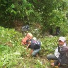 Rescatistas debieron esforzarse para dar con el cadáver.