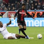 William Pacho fue titular en la caída por 3-0 de Eintracht Frankfurt ante Bayer Leverkusen.