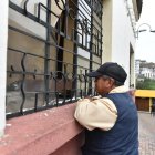 Un transeúnte mira por la ventana y constata que en la casa del hallazgo no hay gente habitándola.