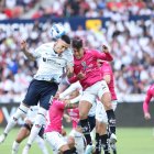 Un balón aéreo es disputado por jugadores de LDU e IDV.