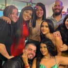 Claudia Gómez junto a sus siete hijos.