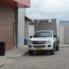 Según la policía, la víctima tenía tres puñaladas en el tórax y al parecer la quemaron.