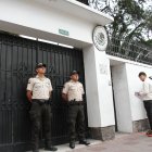 Miembros policiales fueron ubicados en la parte externa de la Embajada de México.