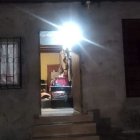 Desde el exterior, se divisaba uno de los cuerpos que dejó la masacre.