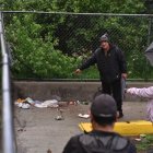 Los moradores muestran cómo dejan basura en su sector.