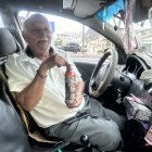 Luis Zúñiga muestra los potenciadores sexuales que lleva en su taxi, para que el cliente que los desee los pueda adquirir.