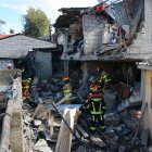 Los bomberos inspeccionaron la estructura que se destruyó por el fogonazo.