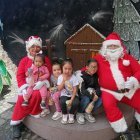 Un voceador de diarios lleva siete diciembres haciendo de Papá Noel por ayudar a su mamá. Hermana lo ayuda en recorridos.