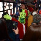 Conductor ecuatoriano sorprende a pasajeros al adoptar el rol de Papá Noel en el transporte público
