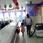 La hija de Vilma Gualoto se fue a casa con un globo como premio por su valentía.