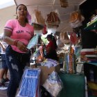 Las túnicas y los sahumerios son los artículos religiosos más vendidos. Fátima y su familia se han dedicado por décadas a eso.