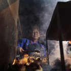 Doña Fabiola trabaja de domingo a domingo. El puesto se arma y desarma todos los días.