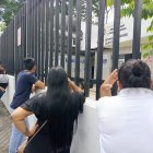 Parientes de las víctimas aguardaban en el exterior de la morgue de la Ciudad del Río.