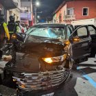 En la calle Bolívar, centro de Ambato, un vehículo quedó destrozado tras un choque.