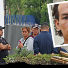 La esposa (con abrigo) acompañada de sus familiares contó cómo recibió la fatal noticia del asesinato del padre de sus hijas.