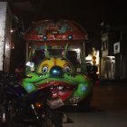 El ‘Gusanito’ de la calle Medardo Ángel Silva está parqueado y los niños con las ganas de subirse.