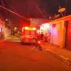 Los bomberos de Manta acudieron hasta la vivienda para atender la emergencia.