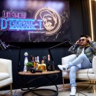 El actor dirige, desde hace un año, un podcast donde entrevista a personajes locales.