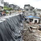 El muro estaba donde ahora se encuentra el plástico negro. La vía tuvo que cerrarse.
