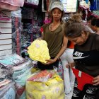 Los clientes se miden las tallas con la ropa puesta.