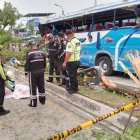 Agentes de la Unidad de Rescate (UREM) y de la OIAT tratan de identificar al conductor de la unidad.