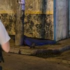 El sujeto quedó inerte sobre la acera, perdió partes del cuerpo.