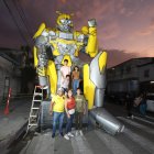 Bumblebee, de los Transformers, se roba las miradas de los visitantes de la Ruta de los Gigantes del Suburbio, por su realismo.