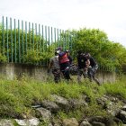 Los restos fueron sacados del río por personal de rescate.