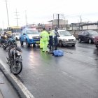 El cuerpo quedó sobre la calzada mojada. El fallecido sería el conductor de la motocicleta.