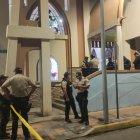 La Policía recoge indicios dentro de la iglesia, investigan las causas del crimen.