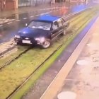 El ciudadano maniobró para sacar el carro de las rieles del tranvía.
