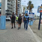 Personal policial patrulla el área del malecón junto con un guardia municipal.
