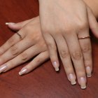 En el índice. En la mano derecha simboliza autoestima y liderazgo. En la mano izquierda, eres una persona que prefiere dejarse llevar y recibir órdenes.